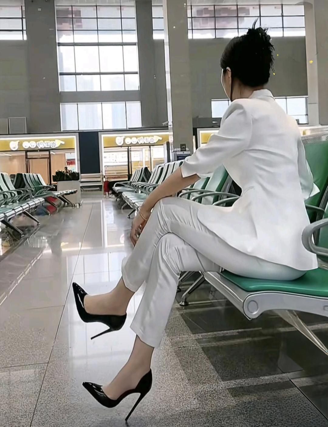 分享一张安静时光的照片候车室里候车的女子，如果长发飘飘就更迷人了！