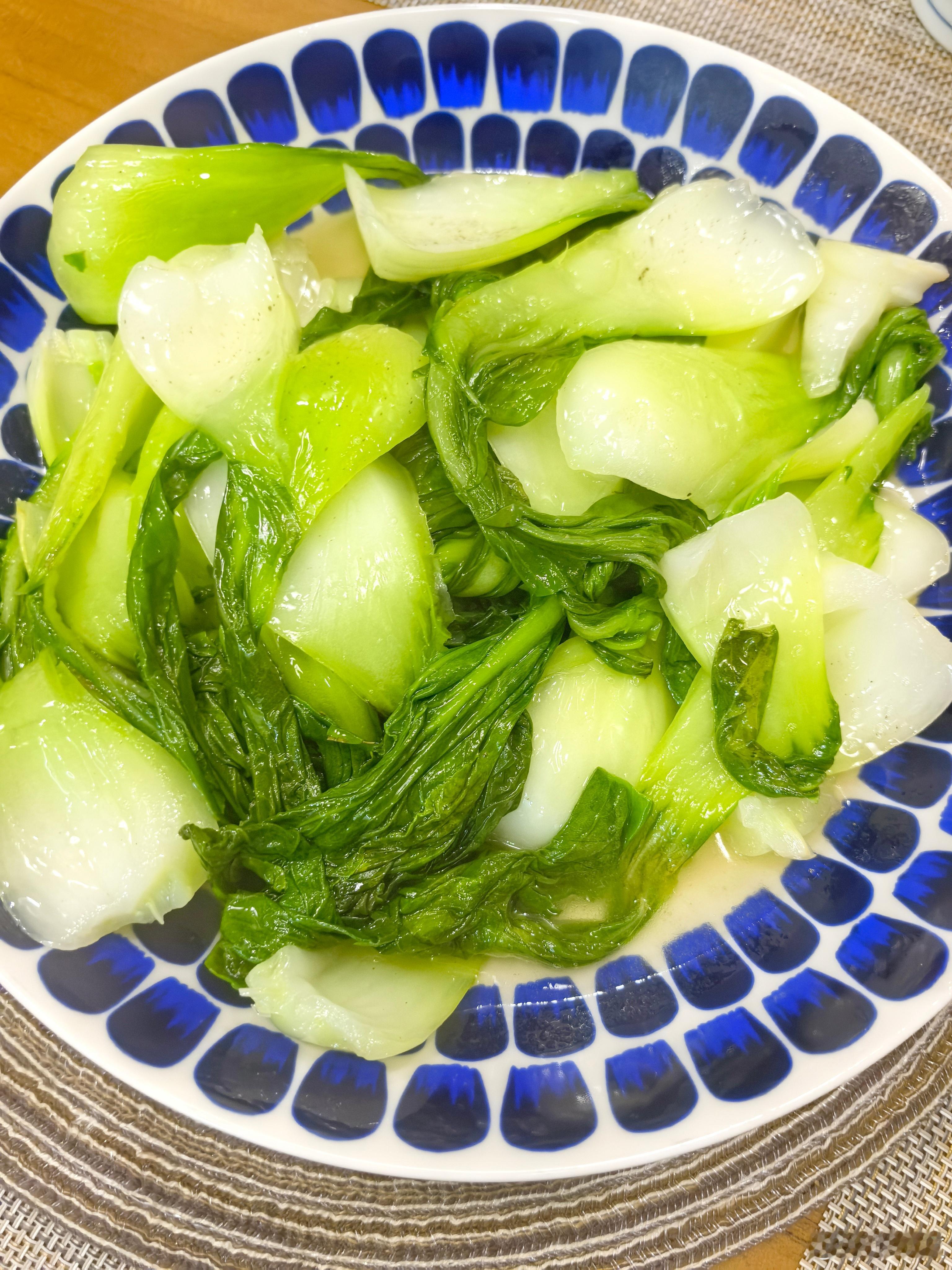 南汇青菜，豆腐肉丝，牛小排，剁椒鱼头（上海宁今天也吃辣）。可口可乐哈密瓜🍈味饮