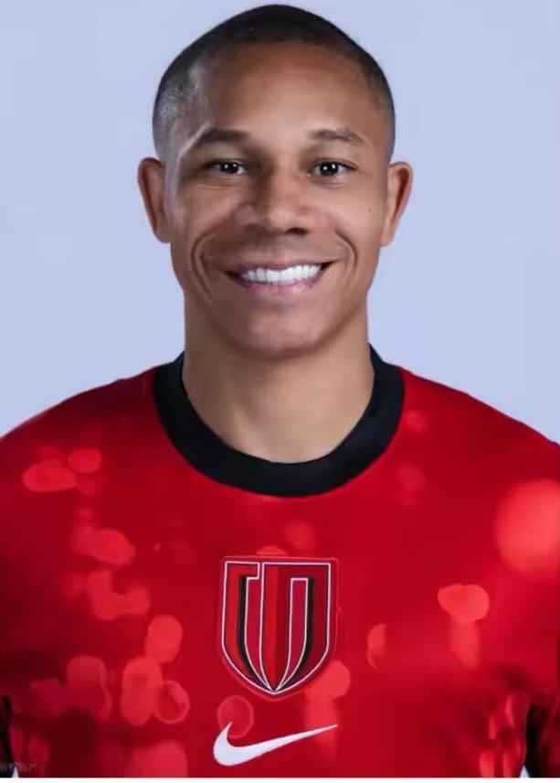 蓉城席尔瓦在不擅长的右路梅开二度证明只要有强力中场支持，足够多的机会即使不擅长的