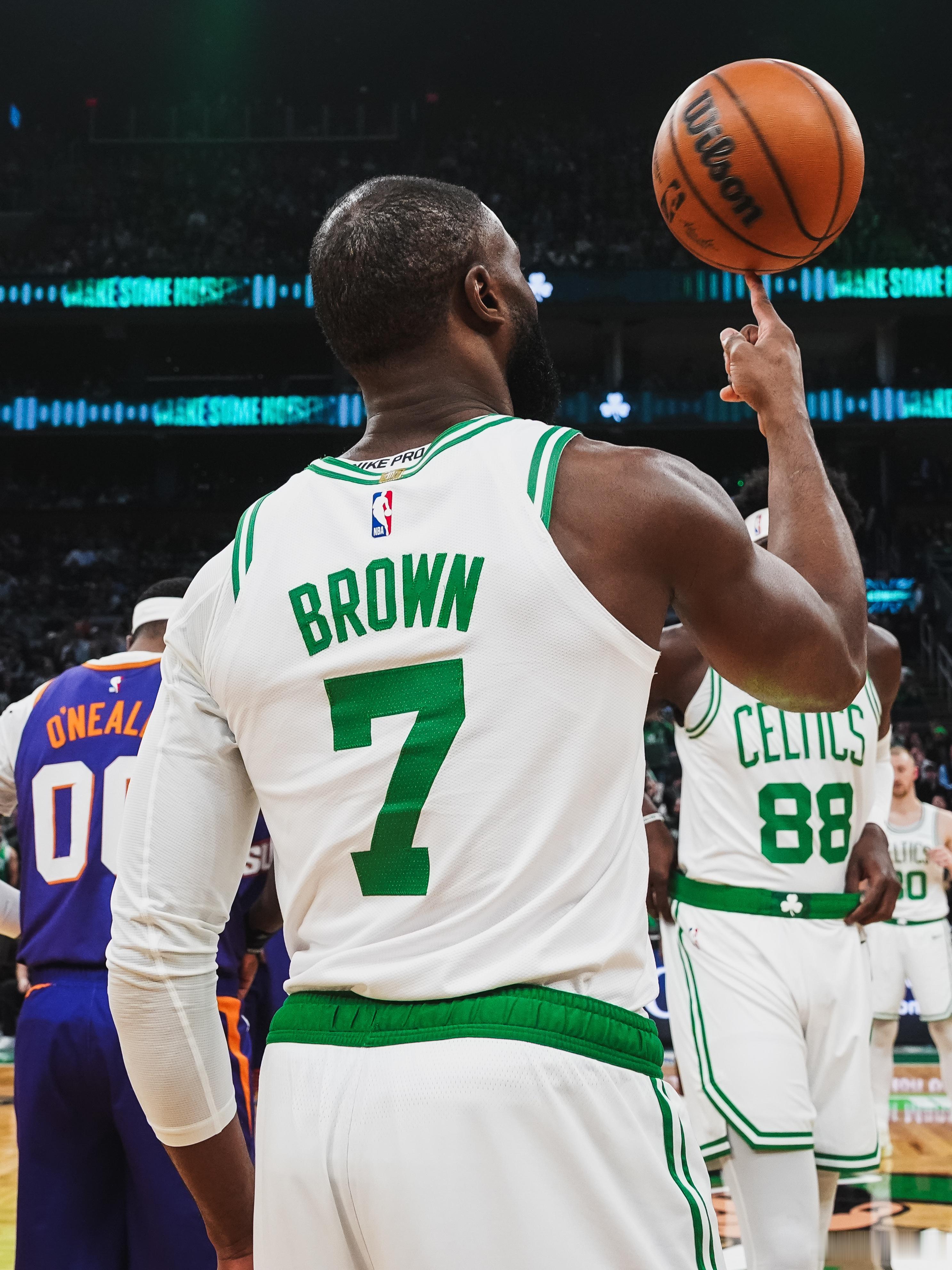 谈过本赛季自身角色的转变，特别是更多开始担任领袖，杰伦·布朗这样说道：“有时候，