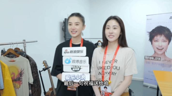 张碧晨宋佳探班李宇春演唱会现场路透被网友拍到流出，大家都在感慨，终于等到张碧晨亲