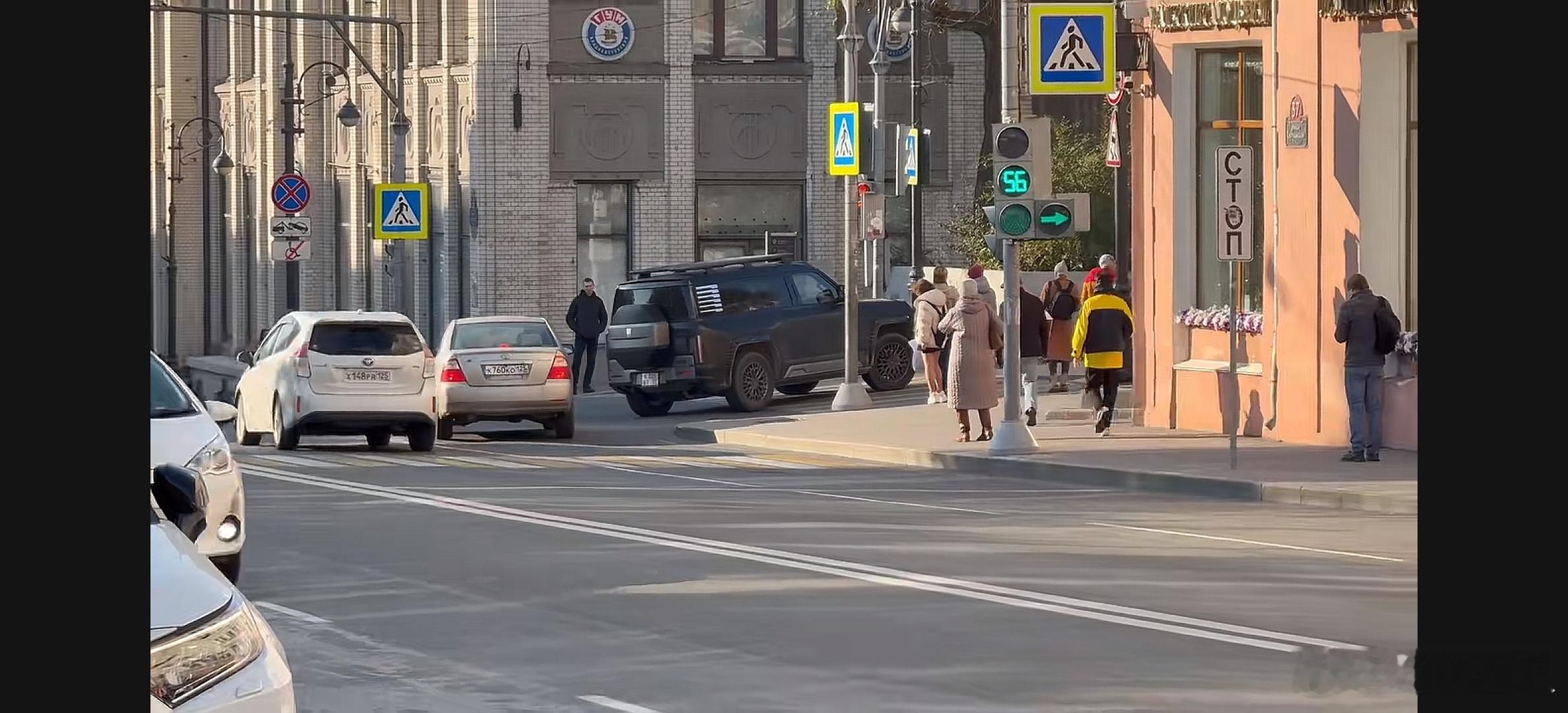 刚看“小钟Johnny”探访海参崴（符拉迪沃斯托克）的视频，小钟在海参崴的街头居