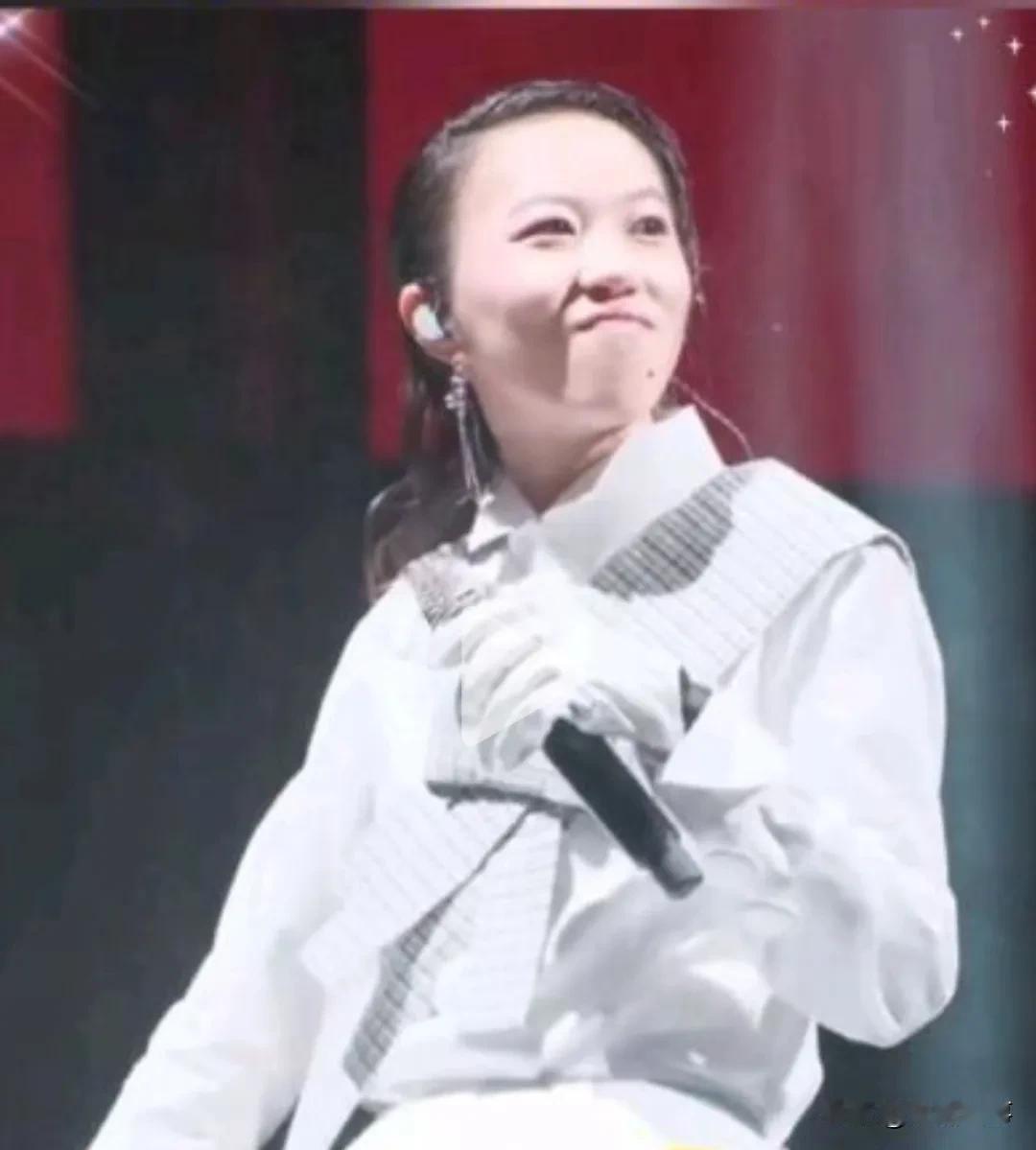 瞧瞧，这是谁家闺女？
飒不飒？

瞅瞅，这是谁家小子？
拽不拽？

评评，
到底
