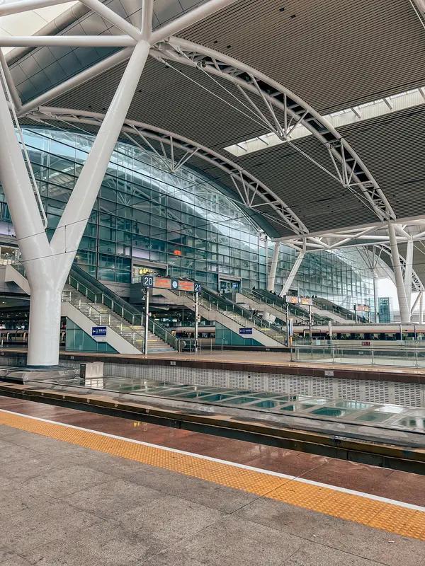 春节假期首日那叫一个热闹，人潮涌动，大家都奔赴在团圆之路上。2月15日腊月二十八