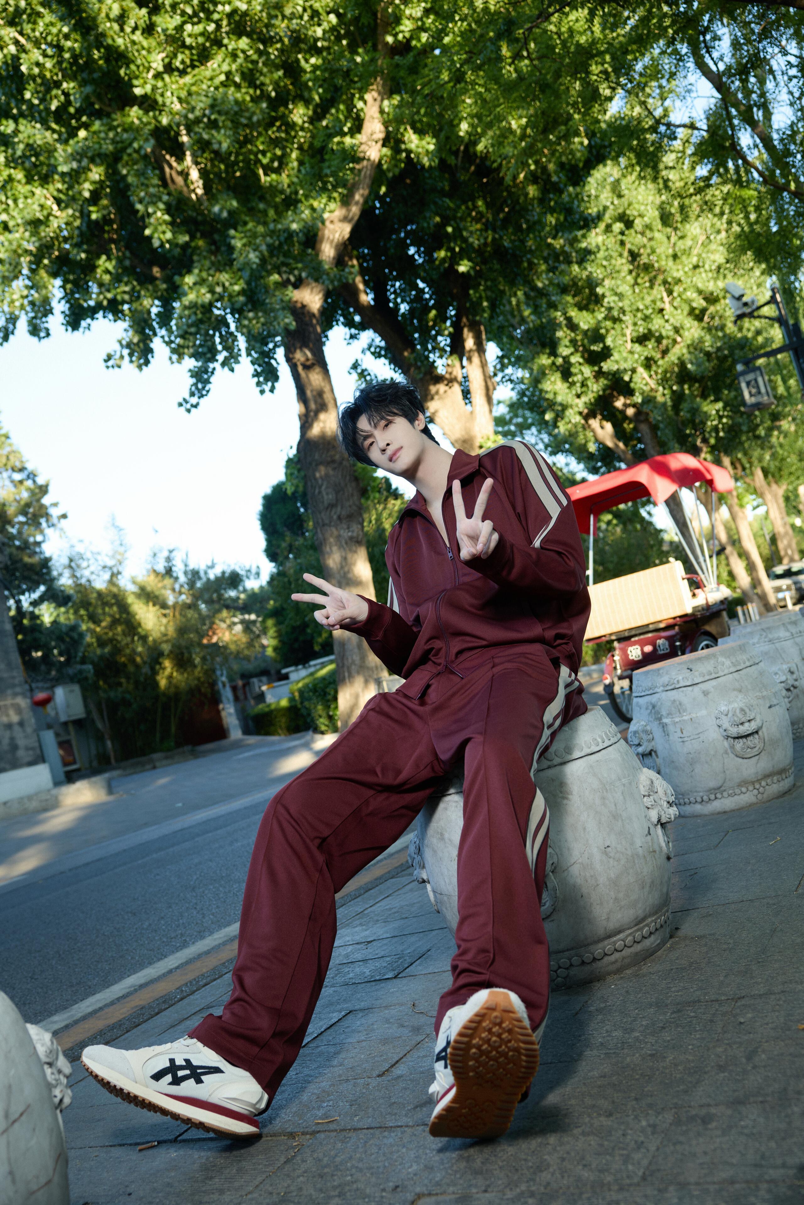 展轩 in Onitsuka Tiger 全新营业大片，身穿鬼塚虎运动风套装出镜