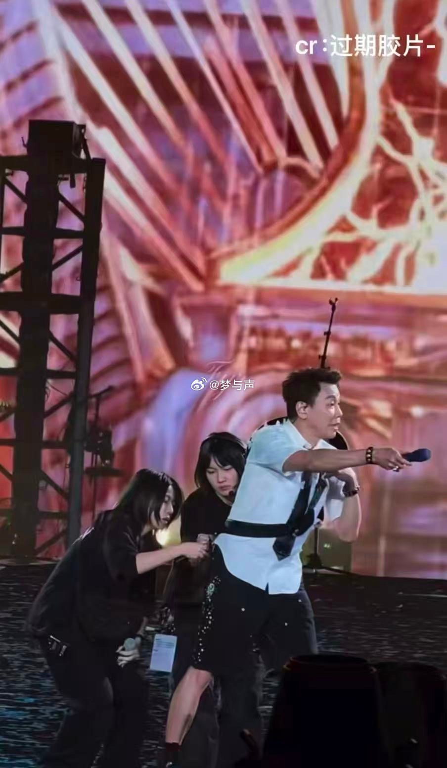 陶喆又闯祸被工作人员追着跑陶喆在舞台上玩跑男 陶喆演唱会又整活儿了。工作人员急着