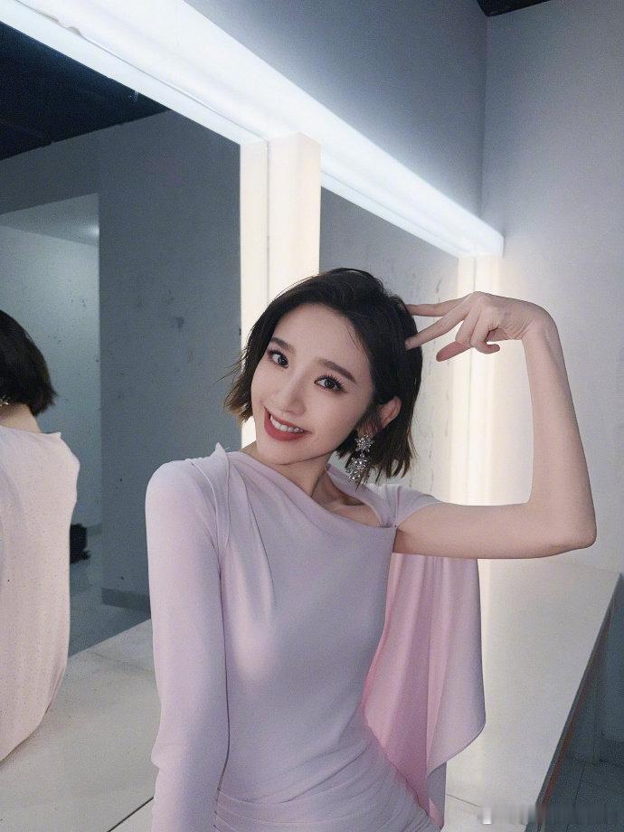 唐艺昕既是门面又是担当 门面颜值+硬核担当，唐艺昕二公舞台太亮眼，漂亮又努力谁不