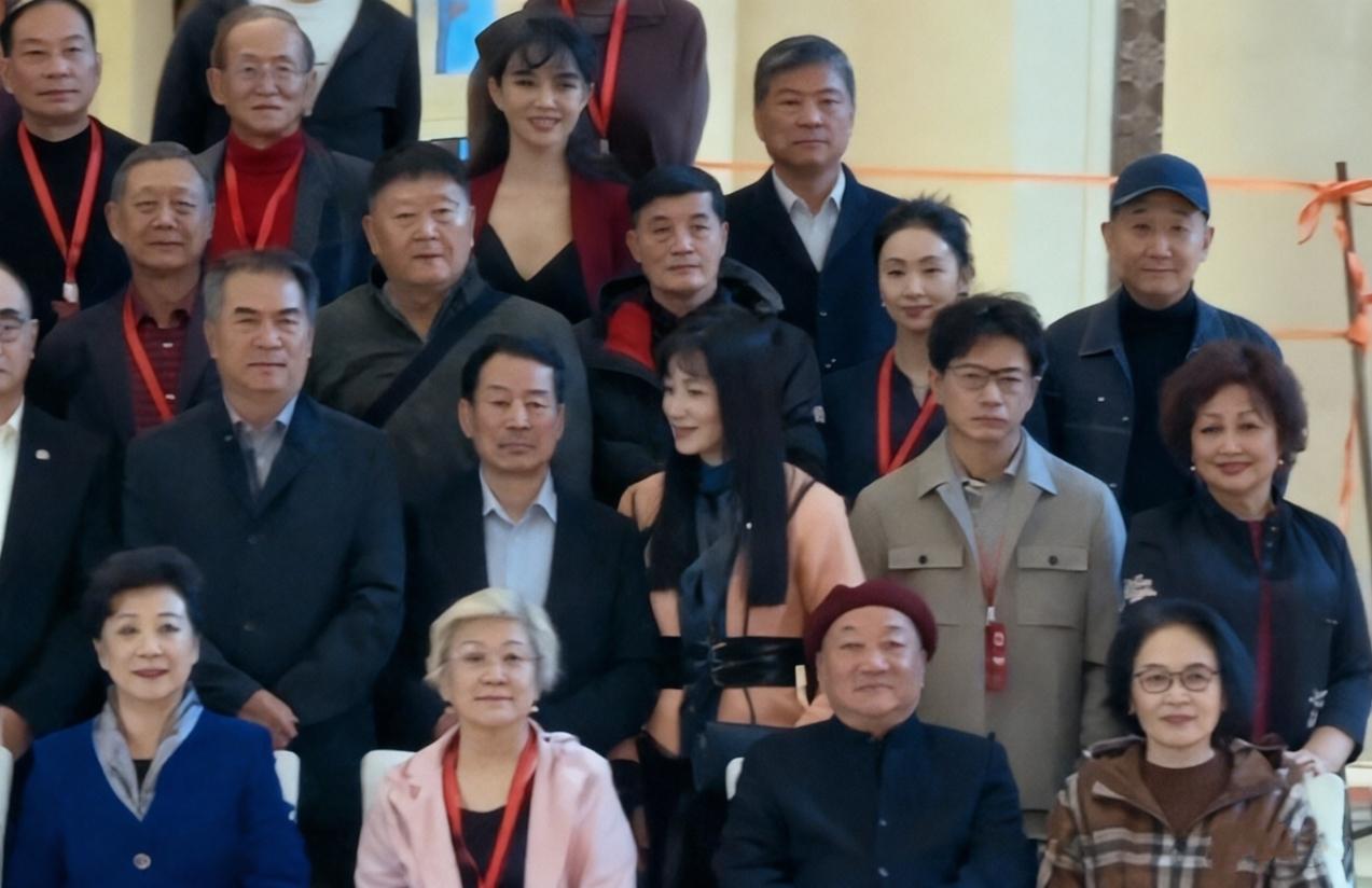 一众明星荟萃：我认出了前排的王馥荔、宋春丽、宋晓英；第二排的廖京生、林芳兵、段奕