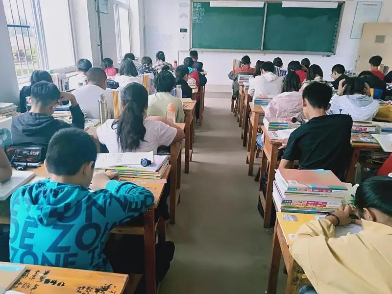 我前几天交了辞掉副校长的辞呈，校长这几天一直做我的工作，连教育局的领导都给我打电