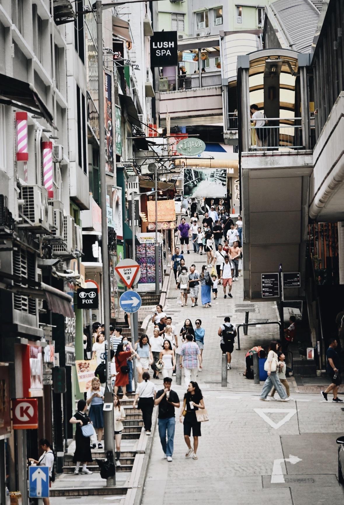 最近下班直接走路60分钟回家，
不是为了省2块钱地铁费，
也不是为了路上买烧烤，