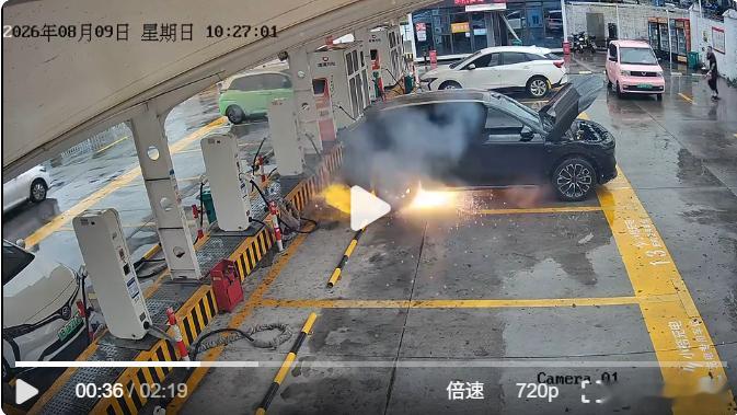 极氪7X充电起火现场画面看着确实揪心，万幸暂时没有人员受伤。现在网上各种说法不少