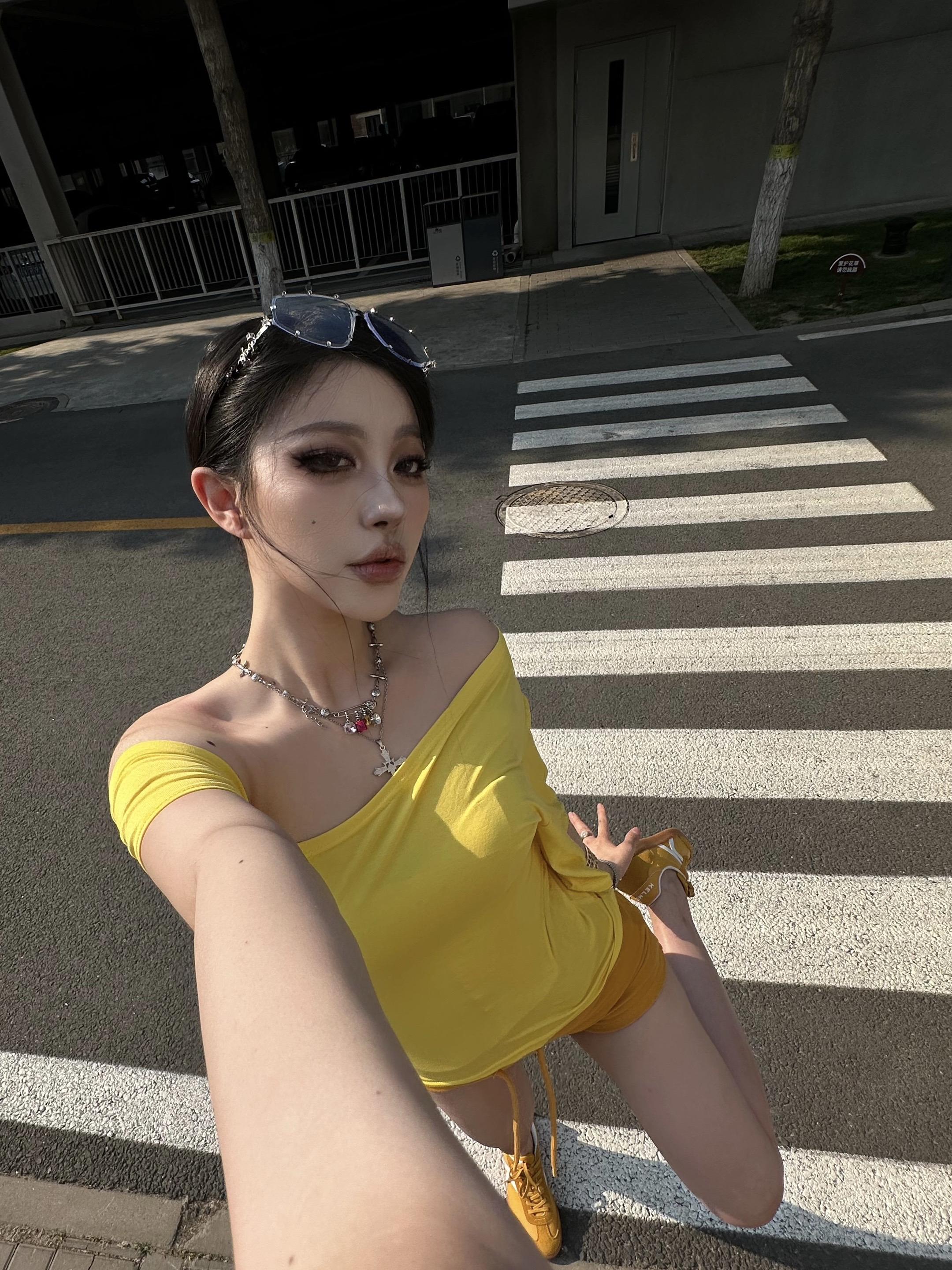 想你身边只有我 是不是太为难你了。