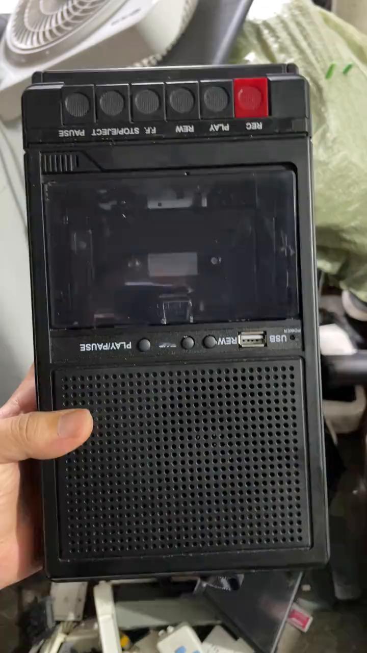 这个录音机，家里什么牌子录音机？这个要不要手电？好像是杂牌子的。