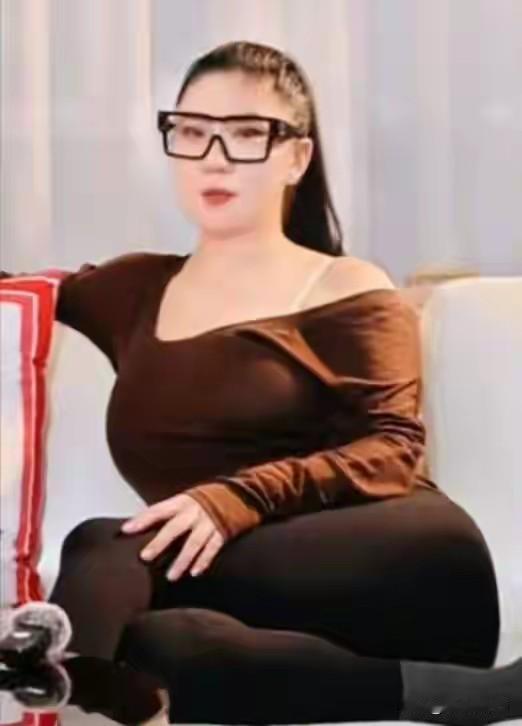 谢贤的前女Coco面对网友说，我的打扮怎么老气？我原本不年轻，宝宝，我也像你一样