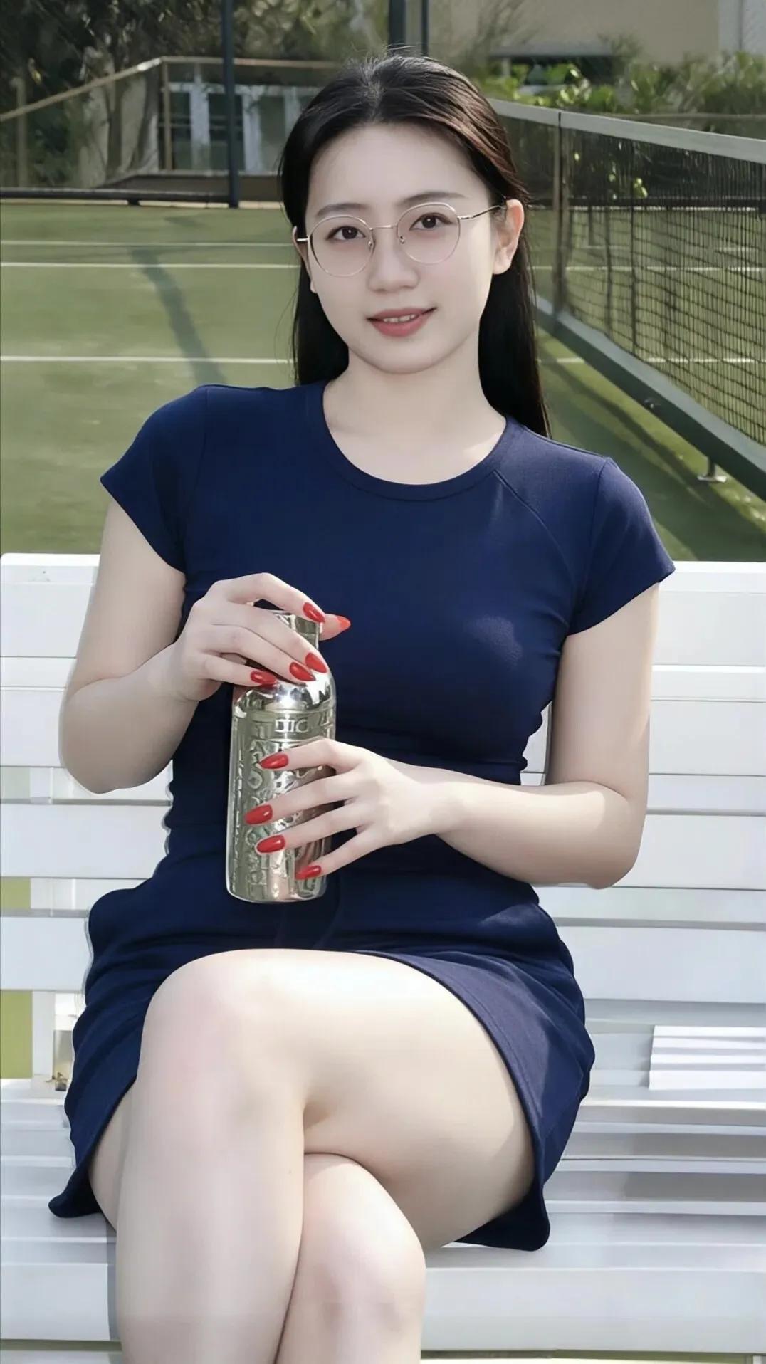 穿蓝色裙子坐在长椅上的女生，给人元气满满的感觉。