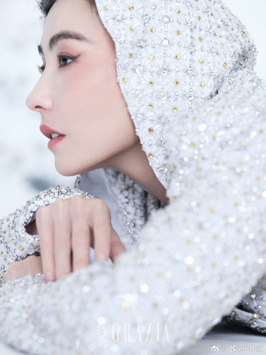 偶遇张柏芝我就这样远远看到张柏芝就挪不开眼，人群里最亮眼的存在，美貌太有辨识度。