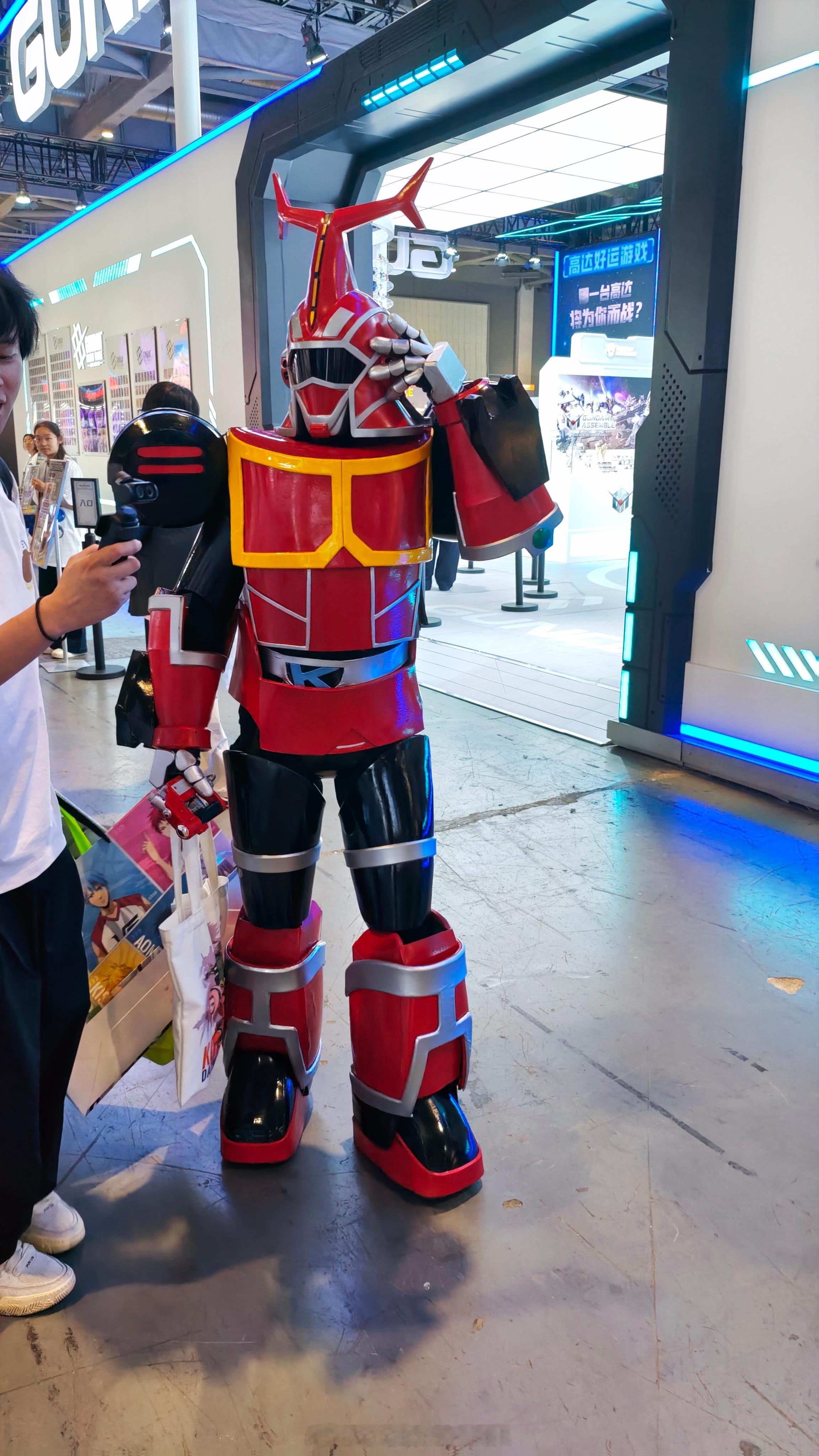 bw2026年路过看见特摄cos 因为都是抓拍 所以只拍到了极少一部分 上海·国