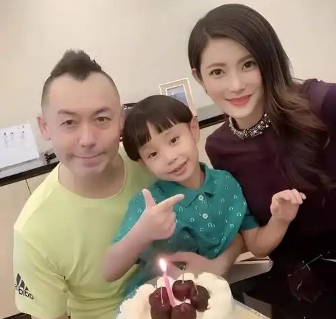 雷宇扬与妻子儿子的合影很温馨，一家三口颜值都好高，根本看不出雷宇扬与妻子马荔12