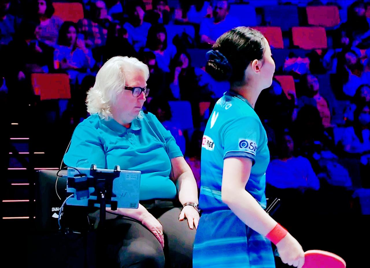 张本美和被大迪打急眼了，发球直接回抛！
结果直接被裁判罚了一分。

张本美和还跑