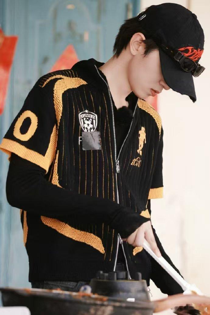 何浩楠我吃我自己何浩楠就这样萌萌地看着你天才厨人 何浩楠：“我吃我自己！”说完还