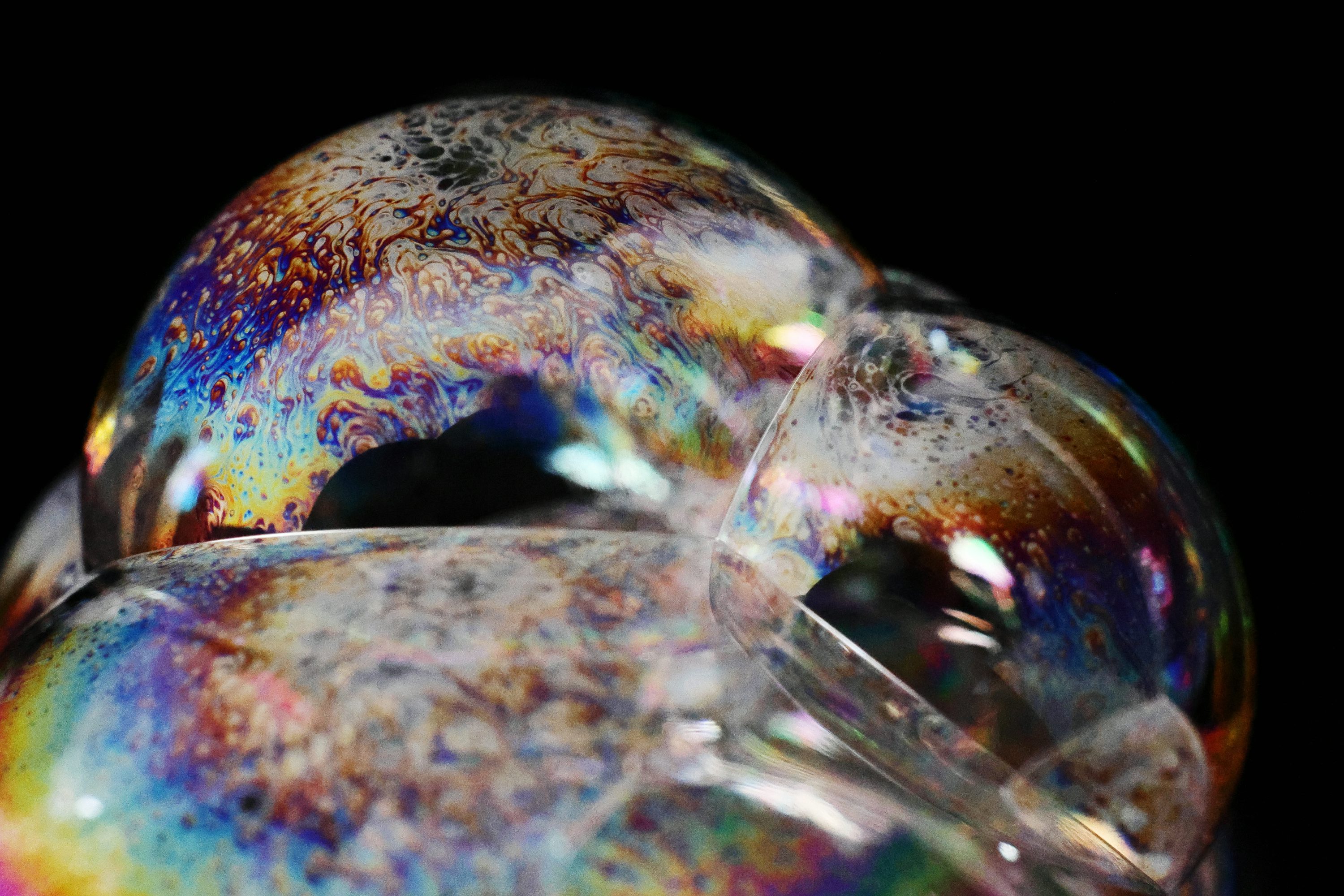 生活中的科学 肥皂泡为什么总带着“彩虹滤镜”？🫧它不是自带颜料。肥皂泡其实是一