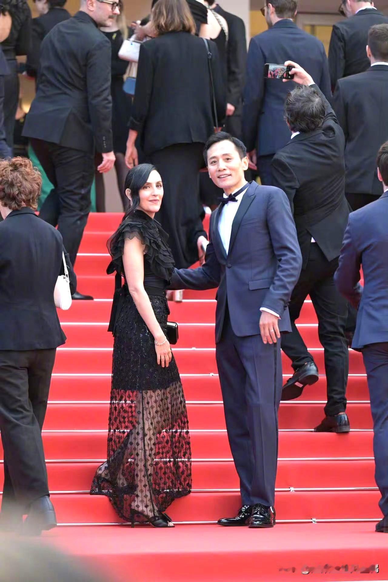 不炒作不秀恩爱，刘烨安娜结婚17年亮相戛纳电影节《故土》首映红毯，这才是真的幸福