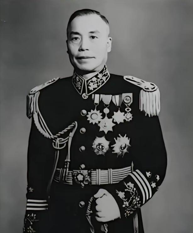 1949年，广州热得像蒸笼，李宗仁憋屈坏了，想把躲在后头的蒋介石扣下来“关禁闭”