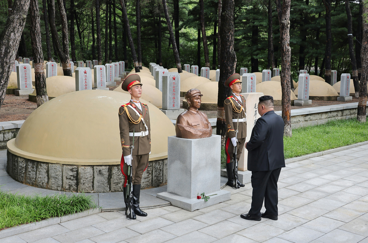 🇨🇳🇰🇵金同志在祖国解放战争胜利７３周年之际凭吊中国人民志愿军烈士陵园朝