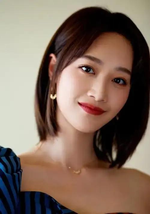 女演员里我最佩服的就是蓝盈莹！
不是说她真的漂亮的无以复加，
也不是说她演技好的