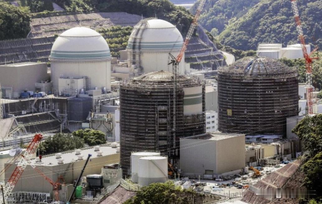 近日，日本一系列军事动态引起了全球范围内的广泛关注。除其对"无核三原则"态度暧昧