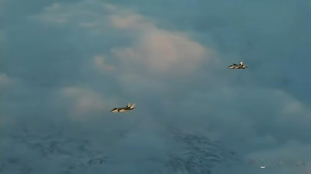 丹麦空军昨天派出2架美制F-35A战斗机，在法国空军1架空客A330MRTT加油