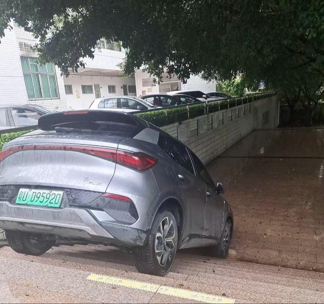 #汽车 #dou是好车 #抖音汽车 #遇到凡事不要慌 #开车要谨慎注意安全 @抖