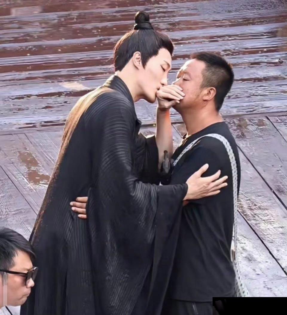 原来吻戏是这样拍出来的，真有趣 ​​​