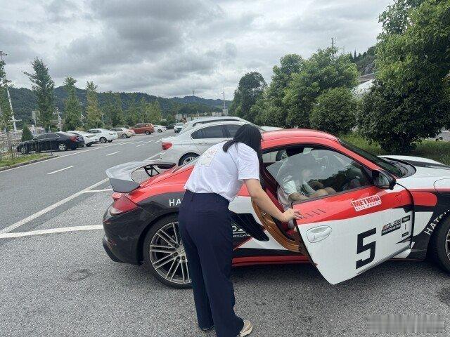 女孩顺风车内暴晒2小时向家人求救保时捷跑车接单顺风车疑点重重，女孩被困车内暴晒两