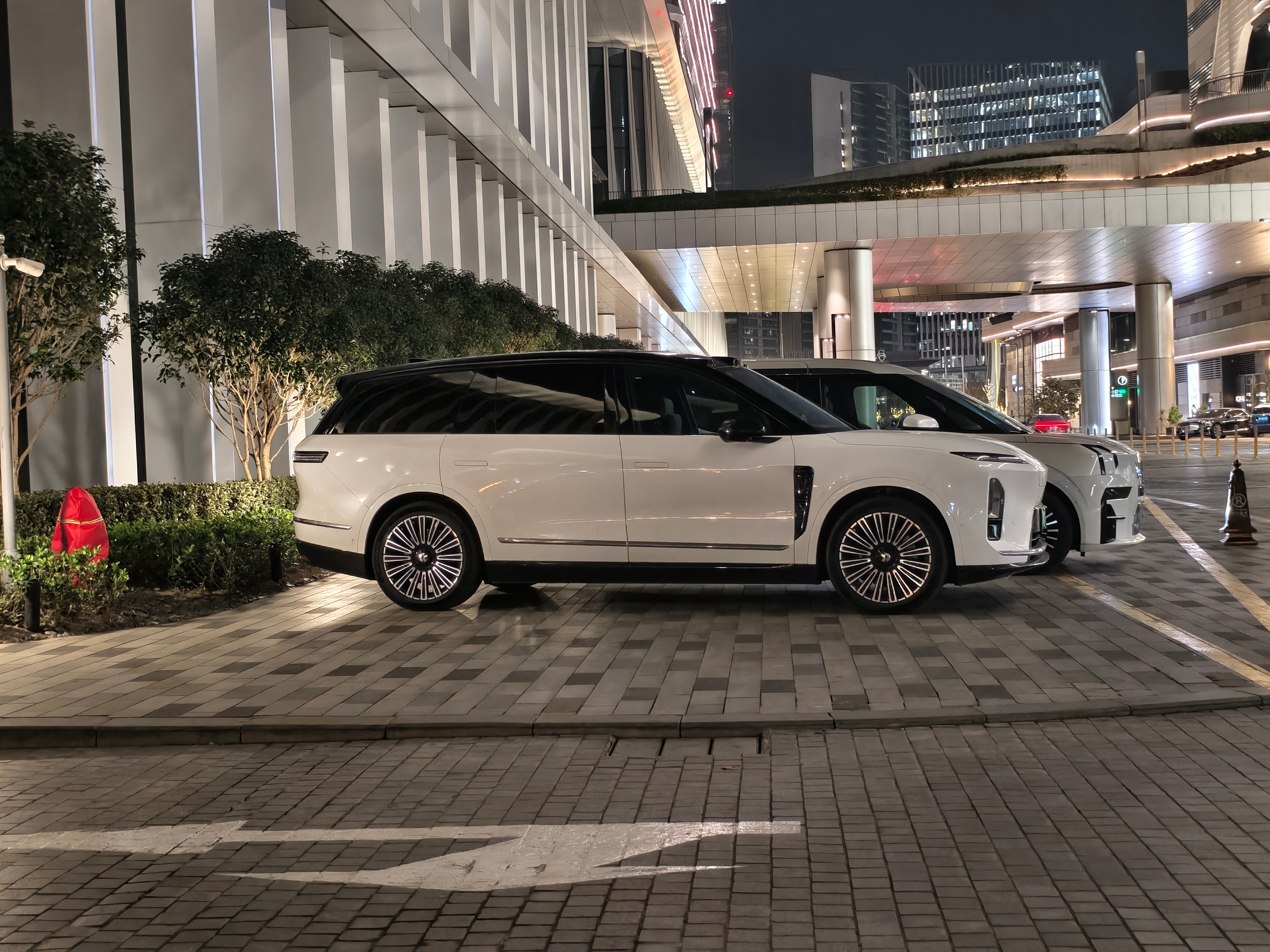 Damn!！白色的 ES8 好帅。确实有一种上海滩大揽子的感觉。