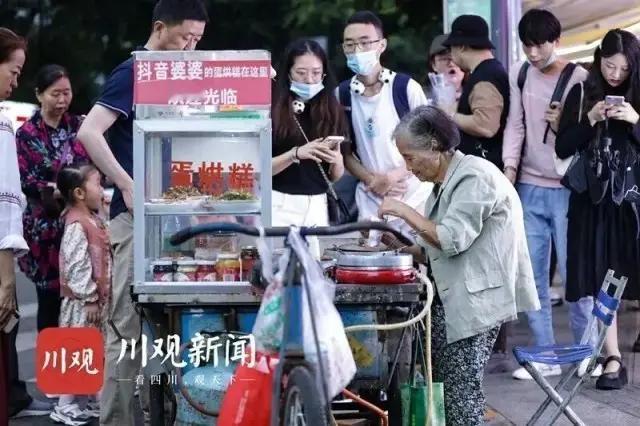 太过分了！一些人跑到老太太摊子前头，蛋烘糕一个都不买，就举着手机凑到她脸上拍。还