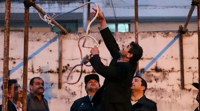 伊朗不再忍了，摩萨德安插的“内鬼”被当众绞死！
 
4月21日，摩萨德在伊朗的骨