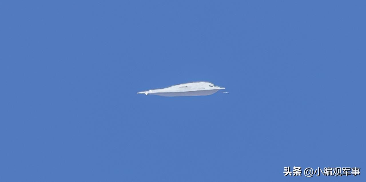 🇺🇸⚡️昨天，美国空军一架B-21“突袭者”隐形战略轰炸机在加利福尼亚州东南