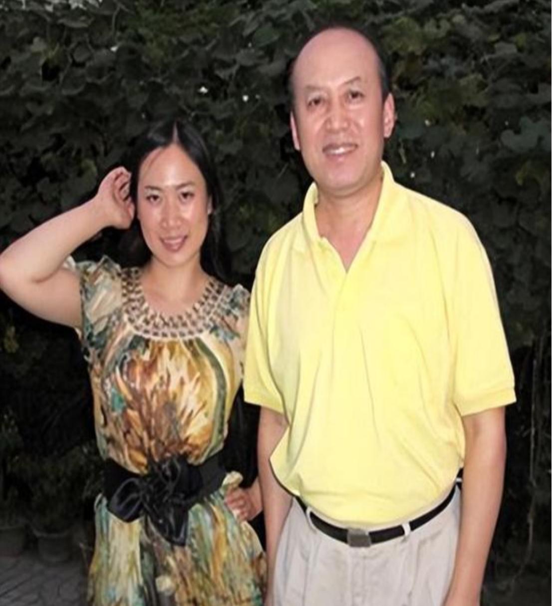 原来她就是郭达的老婆！难怪郭达能上20次春晚，背后都离不开她。
 
郭达上过20