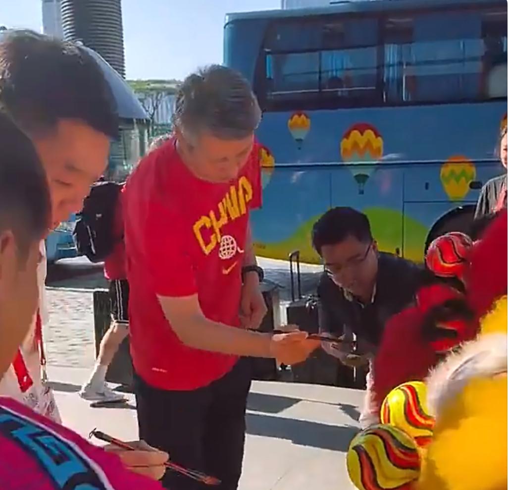 中国男篮抵达顺德备战热身赛，郭士强指导为醒狮点睛纳福。

8月11日，中国男篮集