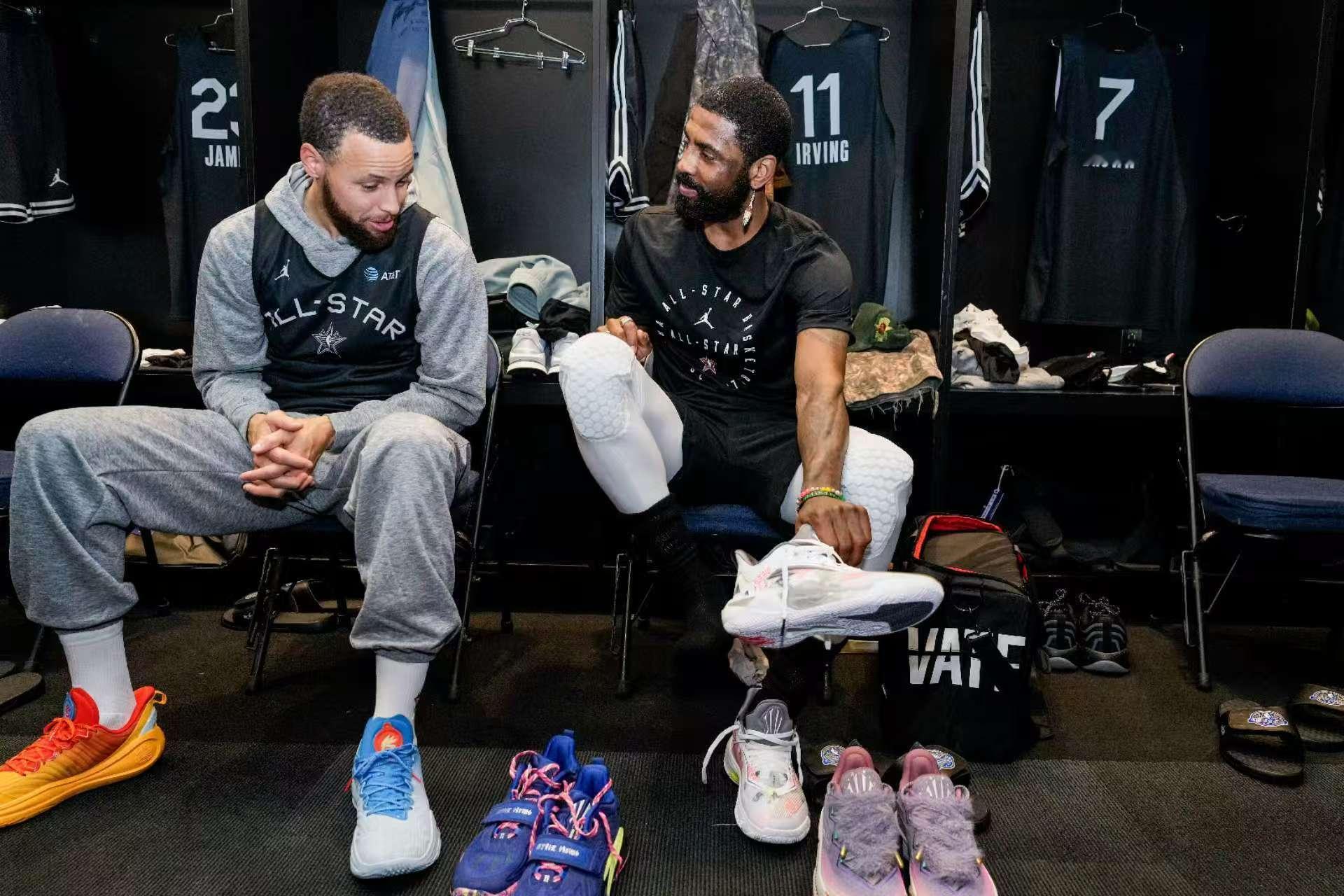 除了最近库里频穿的李宁另一国产品牌安踏也给库里团队寄鞋了其中包括了一些欧文的签名