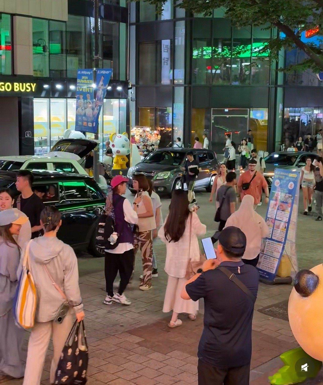 偶遇郭碧婷首尔逛街郭碧婷在首尔明洞逛街被网友偶遇，我发现女生好像都很喜欢去明洞那