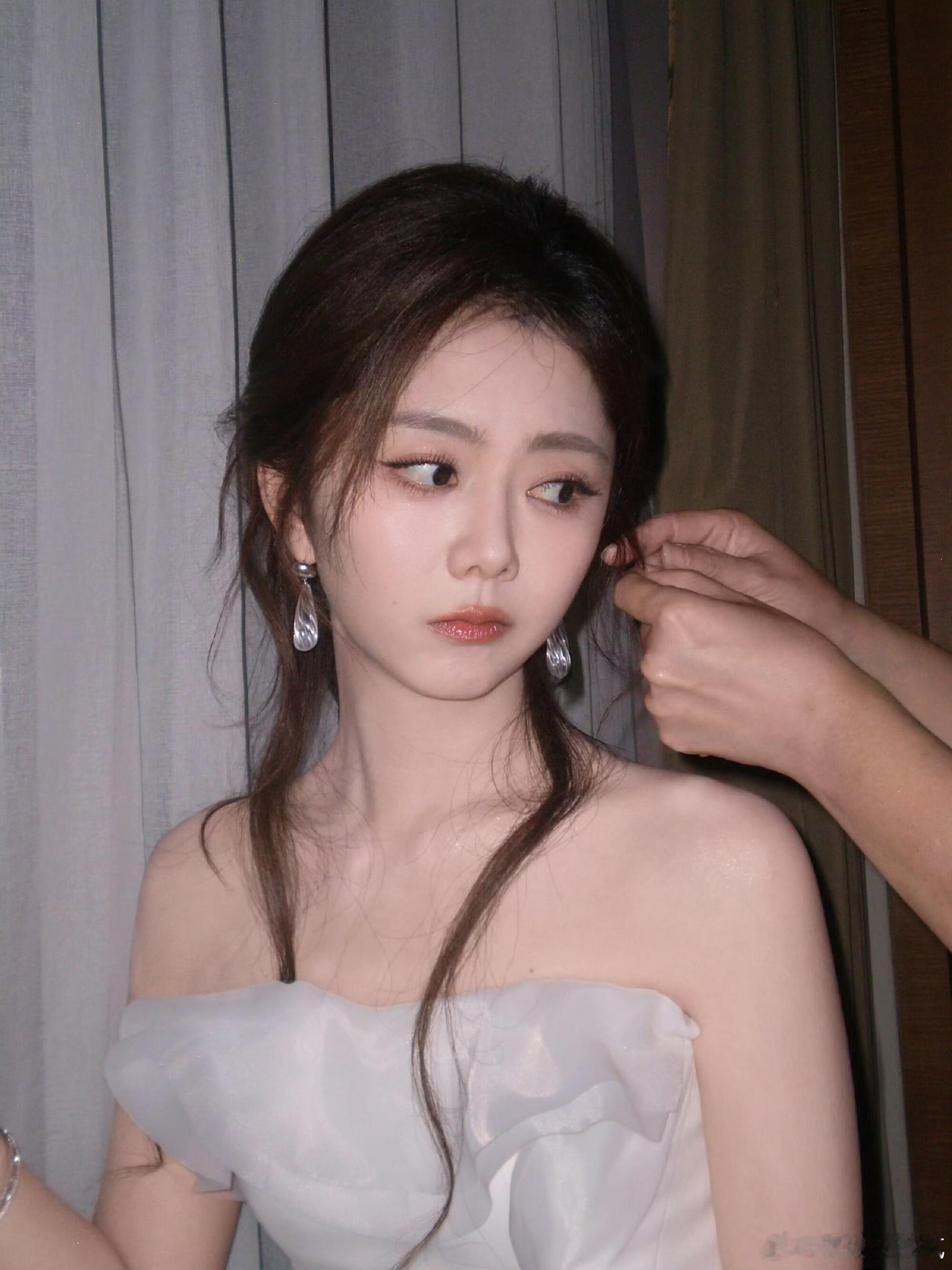 谭松韵看过来的这一瞬间谭松韵和我对视了谭松韵这一眼直接把心动值拉满！干净澄澈的眼