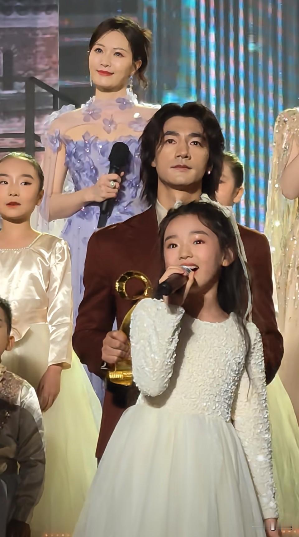 星二代里也就出了这一个神神气气的！[6]好佩服她小小年纪不管随时随刻都能做到在笑