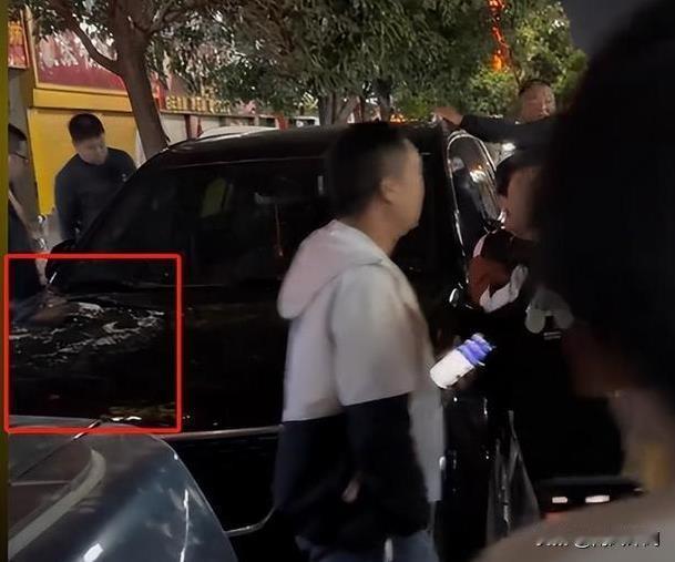 近日，河南洛阳的一条街道上，一名男孩爬上了一辆停在路边的私家车引擎盖上，开始蹦跳