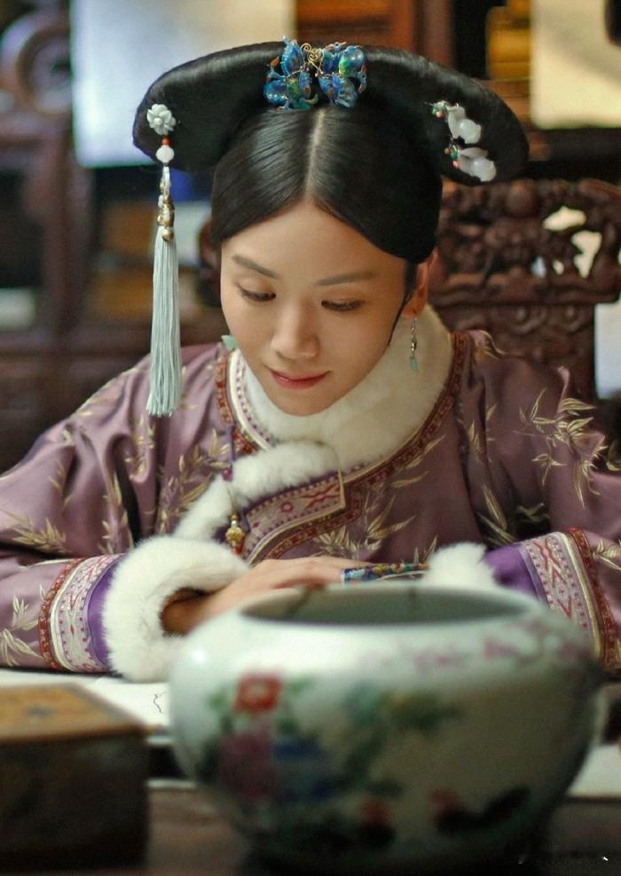 这三位女子在权力漩涡中活出了另一种极致：以边缘化换取安全感。婉贵妃刘氏不仅无宠，