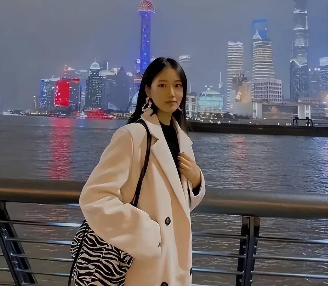 人生似一场跌宕起伏的冒险，时而阳光灿烂，一路繁花；时而狂风骤雨，荆棘满途。在心灵