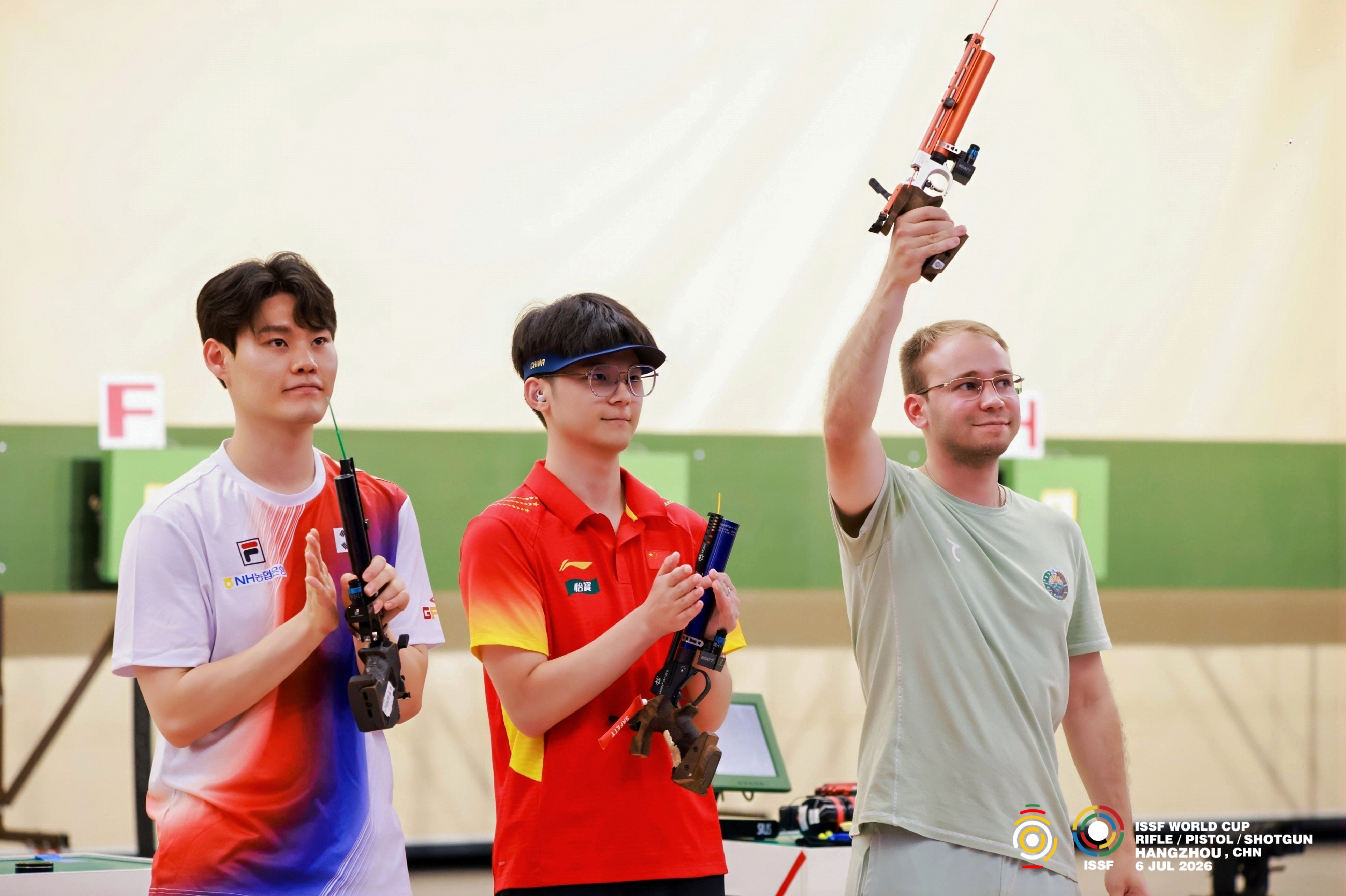 2026射击全项目世界杯中国站（杭州）男子10米气手枪决赛赛后致意官方图片布帅航