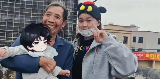 全红婵到底挣了多少钱？她父亲是这么回的，她父亲说，钱？那是闺女靠本事赚的，咱们不