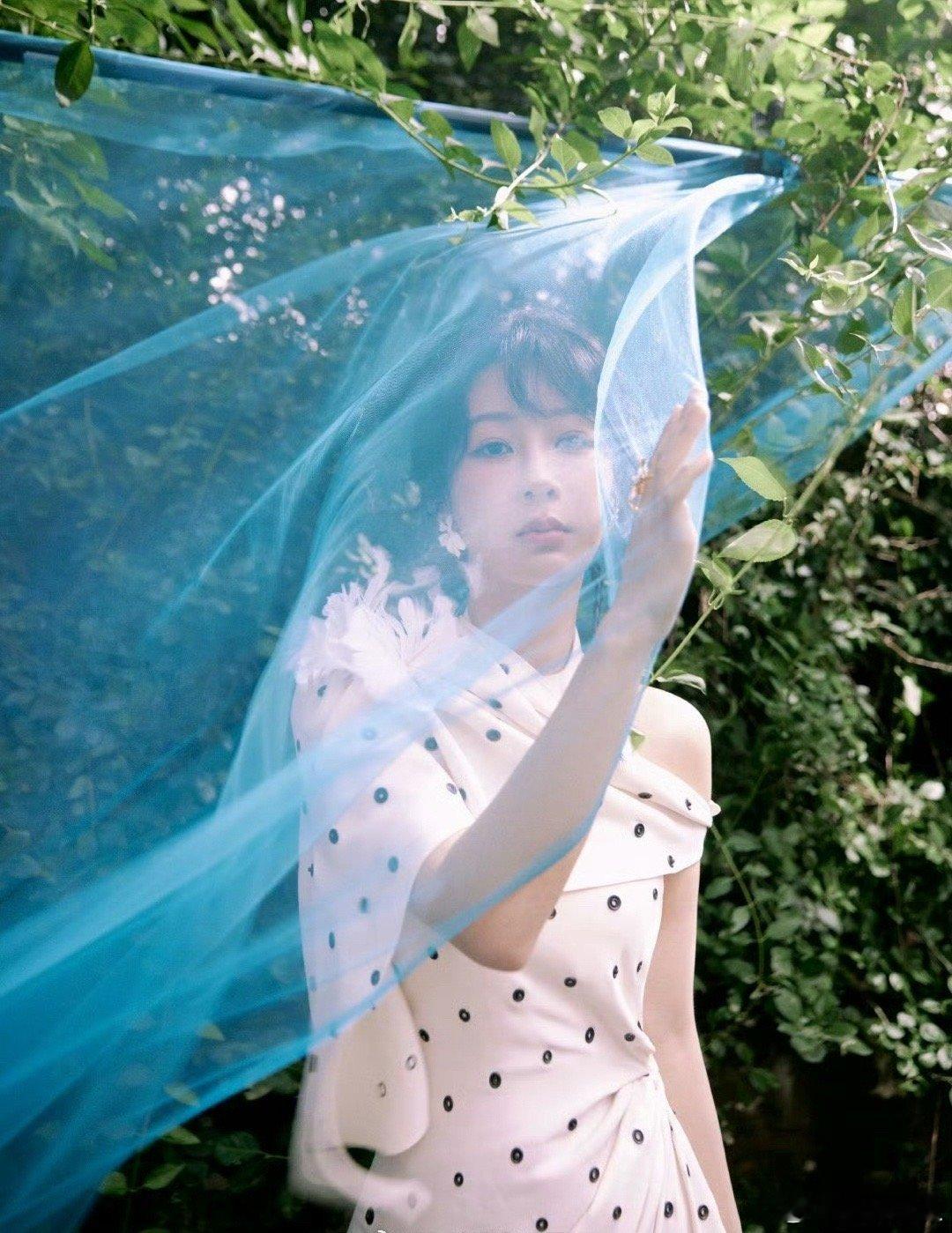 杨紫工作室发的这张图脸是认真的吗？ ​​​